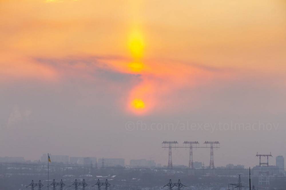 В Запорожье на рассвете образовался "солнечный столб". Фото