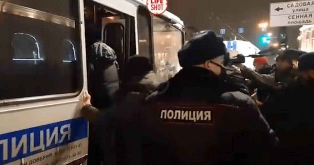 На акции в поддержку Навального в Питере задержали больше полусотни человек (видео)