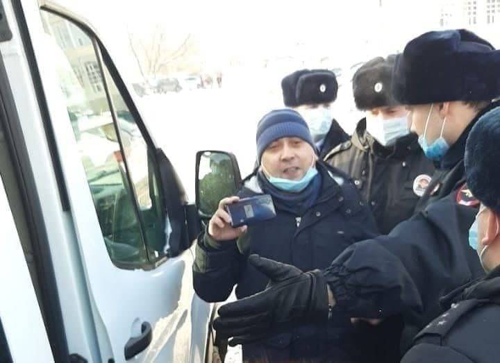 В Уфе полицейский заманил активиста в служебную машину и арестовал