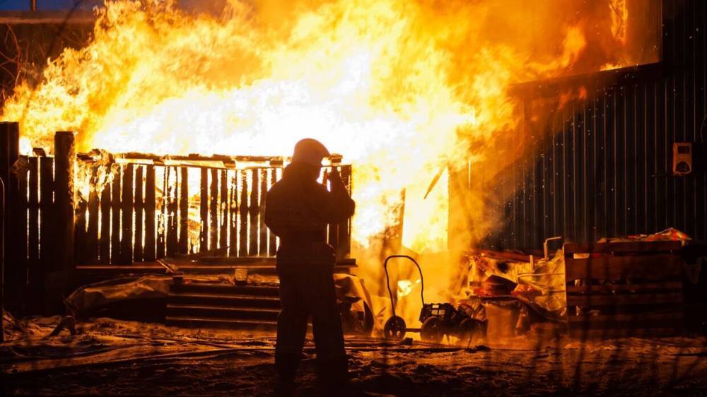 Четыре человека заживо сгорели при пожаре в гаражах в Новосибирске
