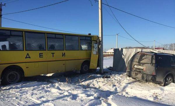 Тюменская областная прокуратура проводит проверку ДТП, в которое попал школьный автобус с детьми