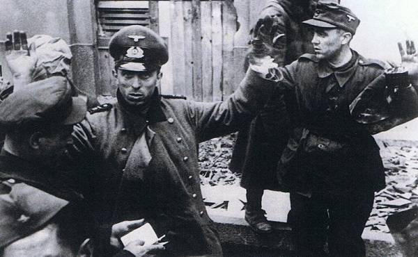 Что красноармейцам запрещено было делать с пленными немцами