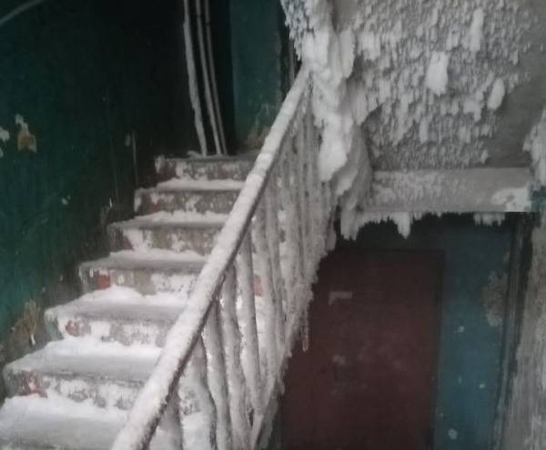 На Урале подъезд в аварийном общежитии превратился в ледяную пещеру