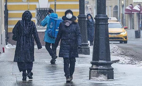 Россиян призвали не снимать маски для защиты от COVID-19 в мороз