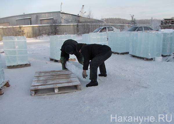 В Яр-Сале до сих пор продолжается строительство ледового городка