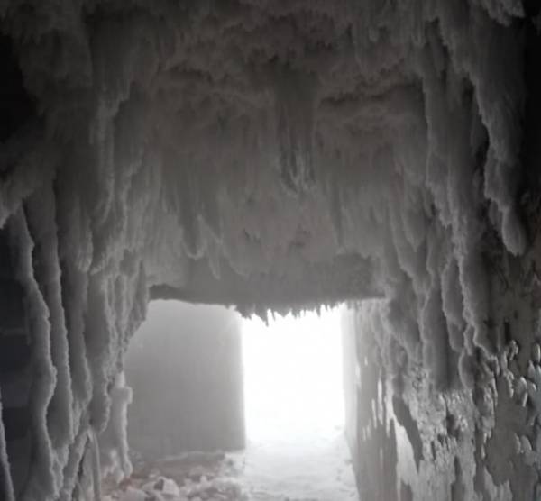 На Южном Урале аварийное общежитие превратилось в ледяную пещеру. Чиновники не хотят расселять дом