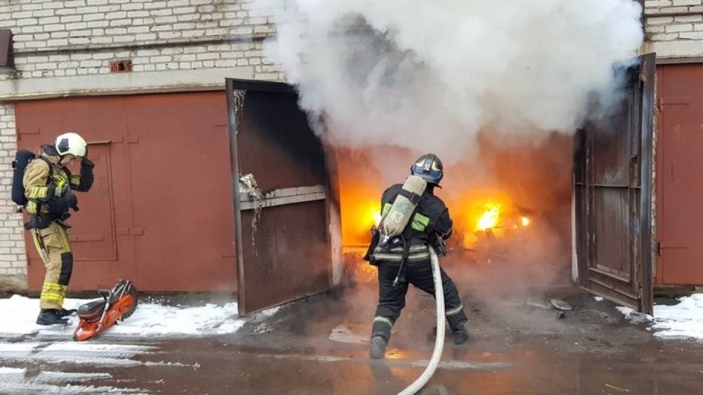 Пожарные ликвидируют возгорание в здании на территории Астраханского СИЗО