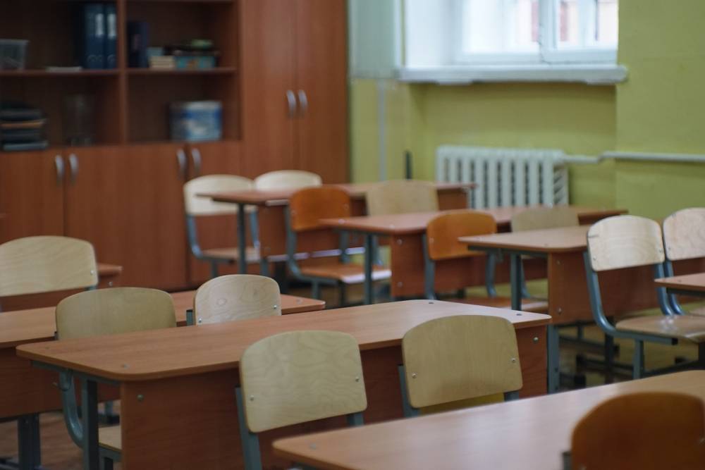 Школа в Петергофе отделалась предупреждением из-за 43 случаев коронавируса