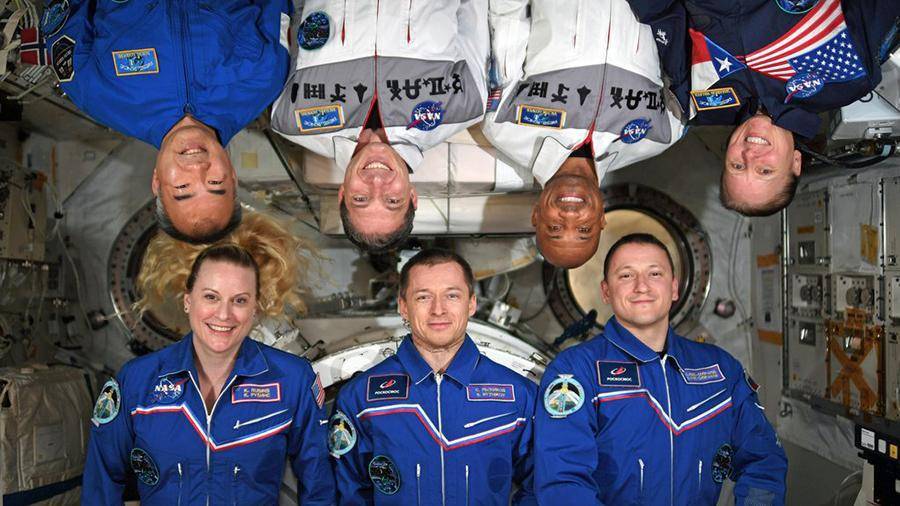 Американские астронавты поделились едой с российскими космонавтами на МКС