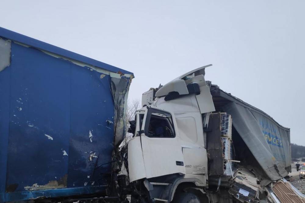 При столкновении двух грузовиков на тульской трассе пострадали водитель и пассажир