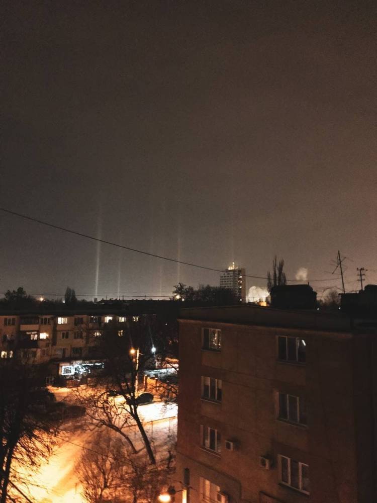 Световые столбы: в Одесской области зафиксировали редкое оптическое явление (фото)