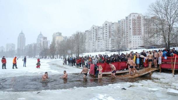Крещение: На Оболонской набережной в Киеве собрались несколько сотен человек, чтобы нырнуть в прорубь