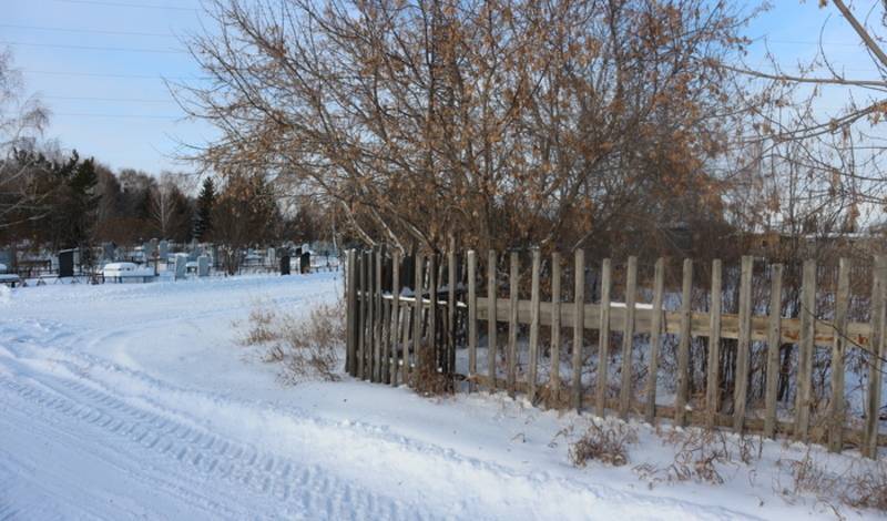 В Омской области из-за нехватки мест на кладбищах людей хоронят у садов