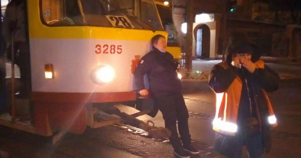Ударил кулаком в лицо и бил лежащую ногами: в Одессе автомобилист напал на женщину-водителя трамвая (фото, видео)