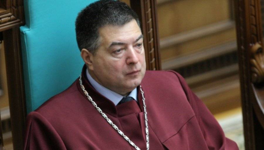 Главе Конституционного суда Украины предъявили обвинение по двум уголовным статьям