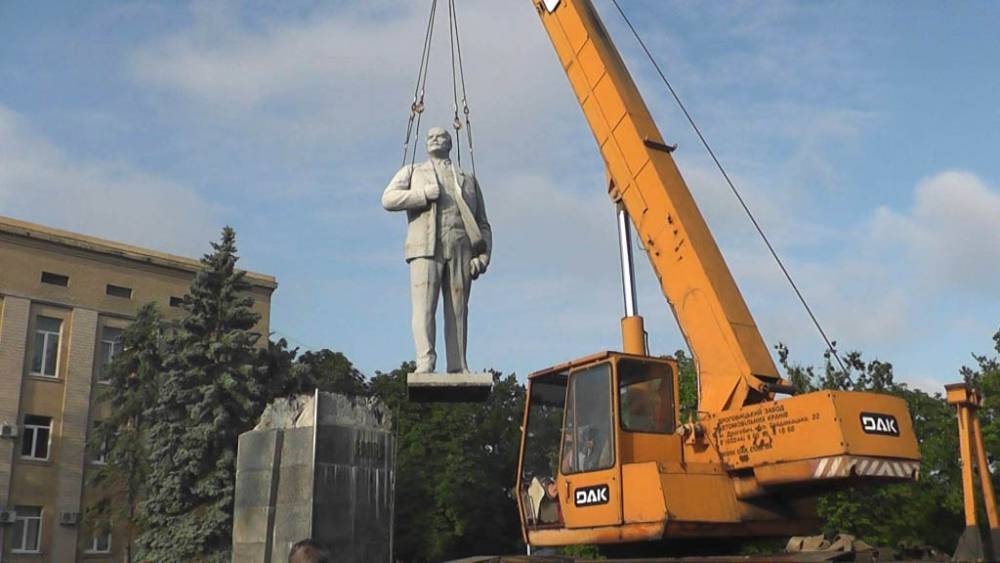 Декоммунизаторы пытаются снести последние памятники Ленину в Одесской области