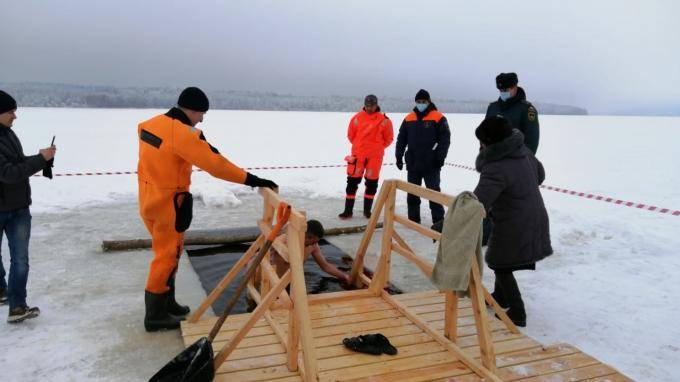 В Ленобласти спасатели следят за безопасностью во время Крещенских купаний