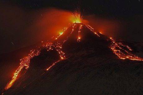 На Сицилии неожиданно произошло мощное извержение вулкана (ВИДЕО)