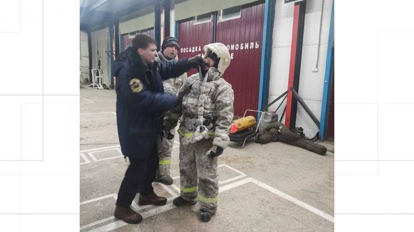 В Якутии пожарный покрылся коркой льда после тушения огня в 55-градусный мороз