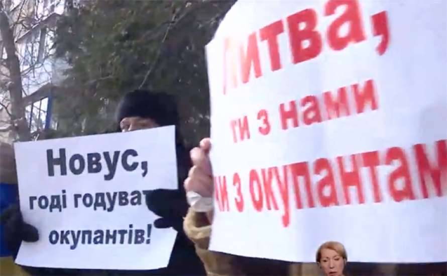 Бизнес на крови: активисты под посольством Литвы провели акцию против работы супермаркетов Новус в Крыму