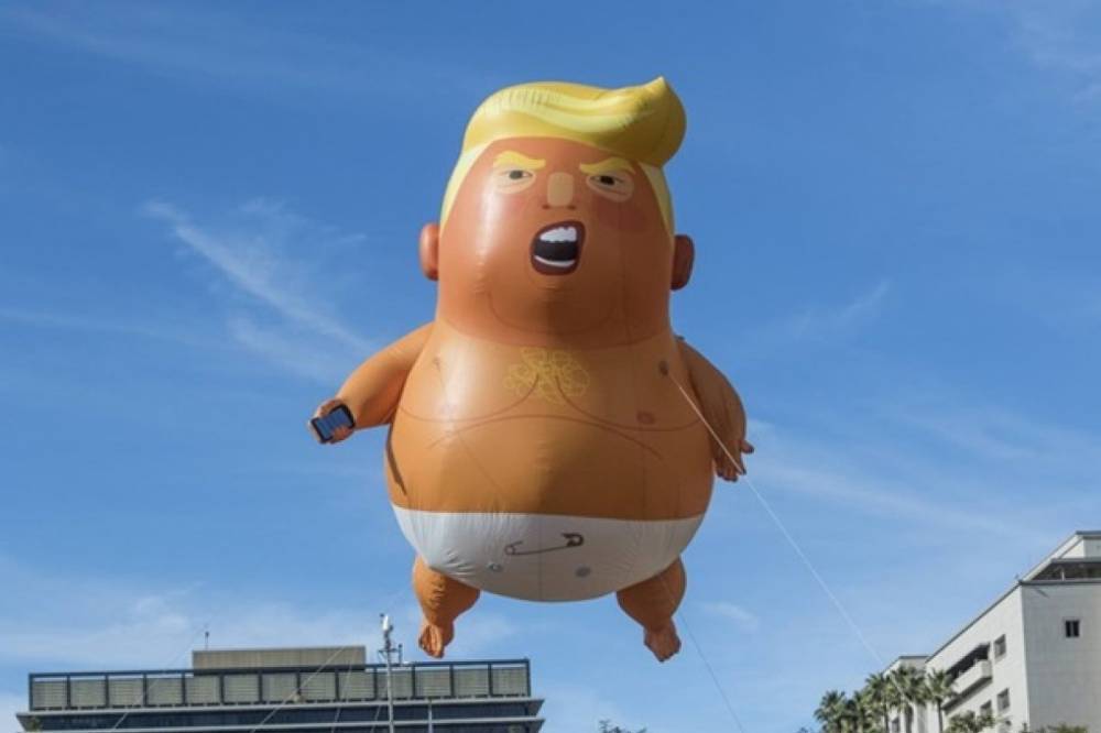 В Лондоне шестиметровую надувную фигуру Трампа в подгузнике сделали экспонатом музея