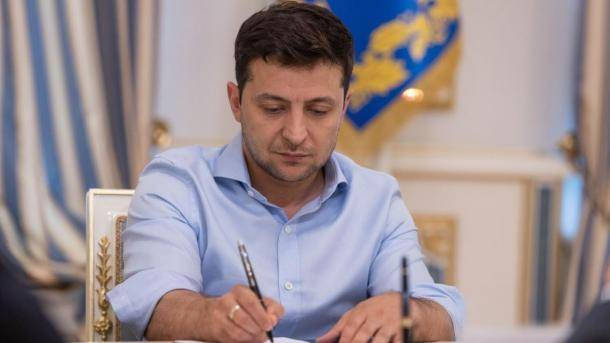 Зеленский подписал указ о назначении стипендий молодым писателям и художникам