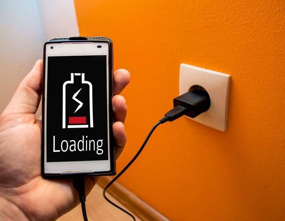 Ученые нашли способ зарядить смартфон с помощью горячей воды