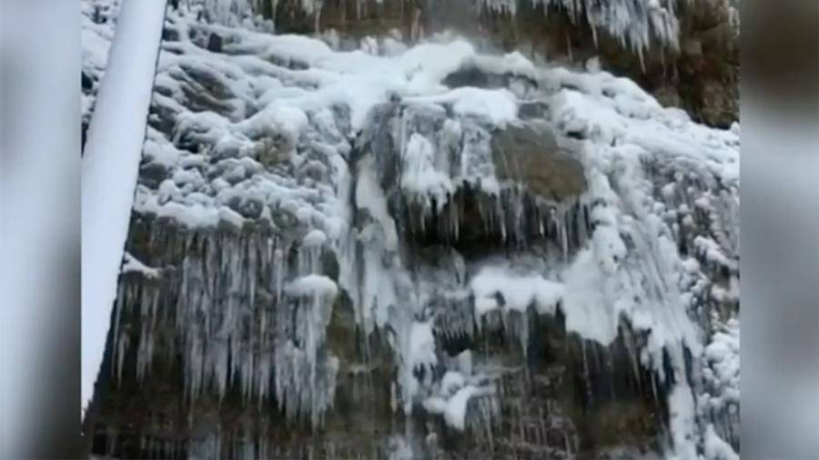 В Крыму замерз самый высокий водопад полуострова