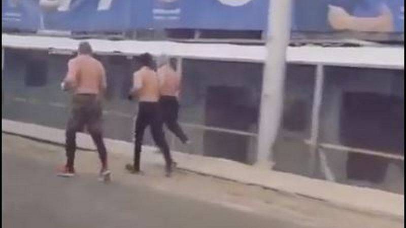 В Уфе трое полуголых мужчин бегали по улицам