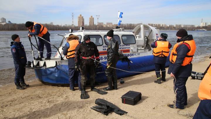 Спасатели выловили мужчину из реки около Кремля
