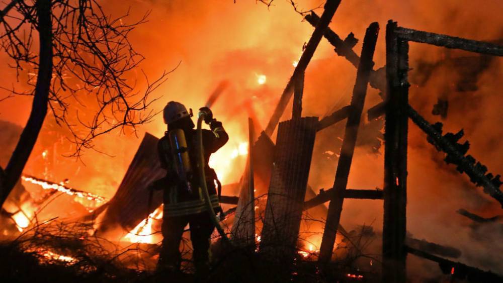 Новый год в огне: в Саксонии пожарные до полуночи тушили огонь