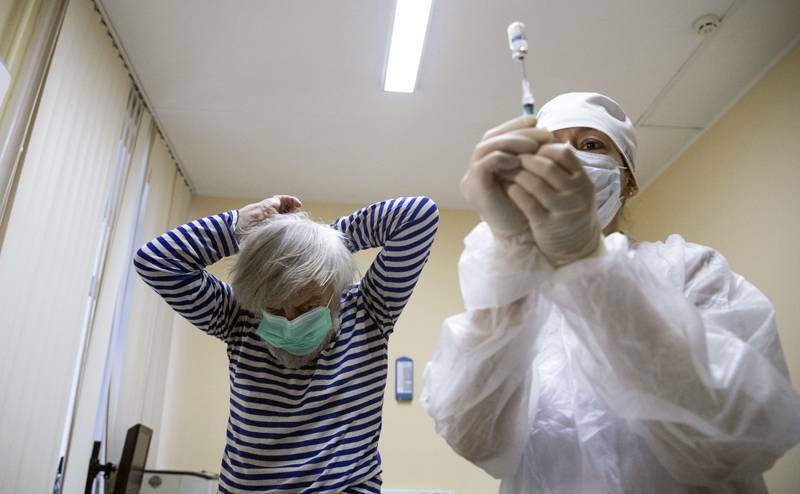 Мурашко назвал число привитых от коронавируса россиян
