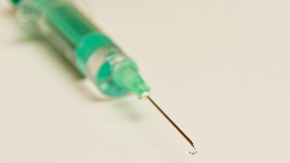 Сделавшего прививку от коронавируса вакциной Pfizer врача увезли в судорогах