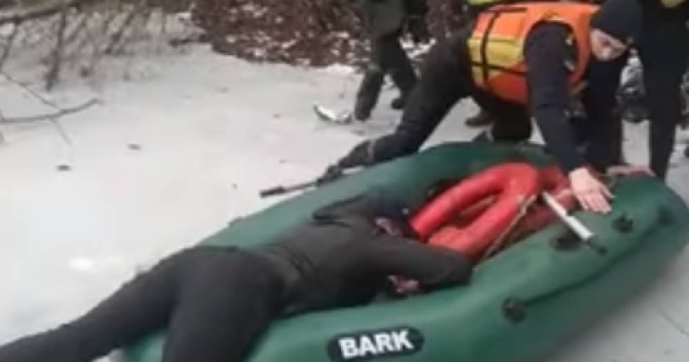 Один тонул, другой спасал: в Сумах из реки вытащили двоих мужчин, которые провалились под лед