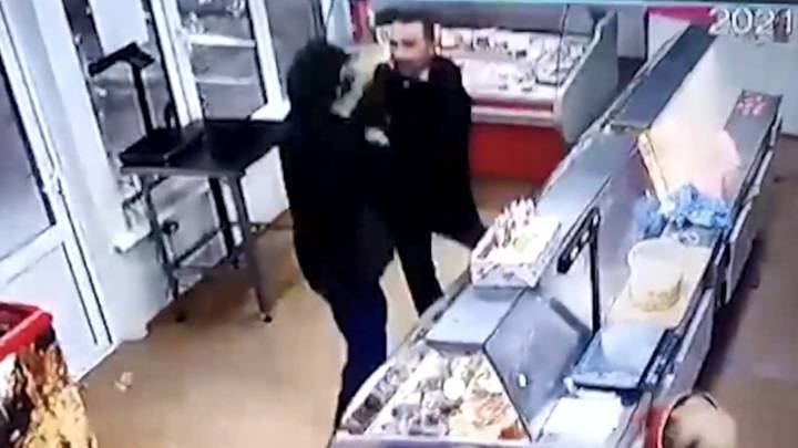 В Волгограде вооруженного грабителя в магазине обезвредил муж продавщицы
