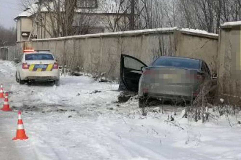 В Борисполе Mazda из-за снега протаранила бетонный забор