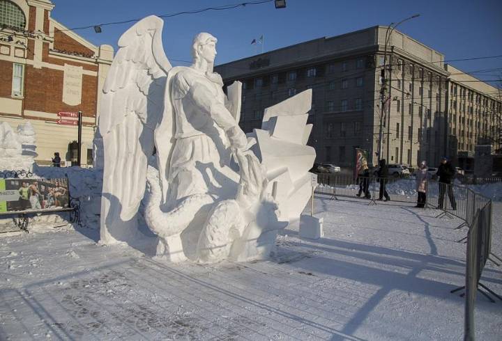 Вандалы разрушили снежные скульптуры в сквере Новосибирска