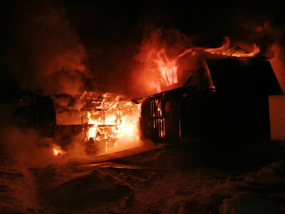 В Башкирии пожар уничтожил дом и надворные постройки