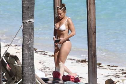 Фигура Дженнифер Лопес в бикини на пляже вновь удивила поклонников