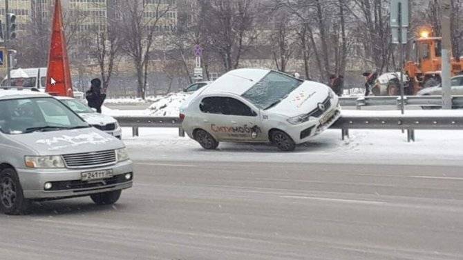 В Воронеже такси сбило женщину и вылетело на ограждение