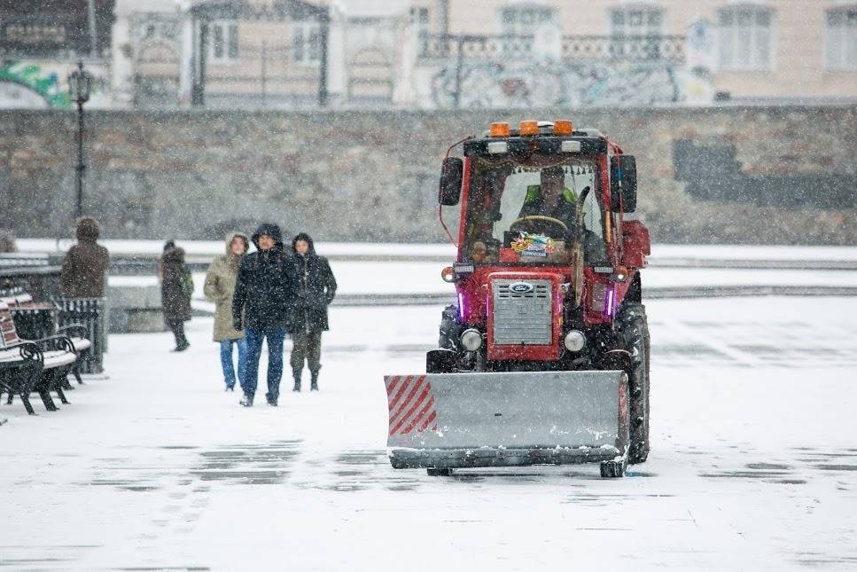 Куйвашев поручил правительству и мэрам срочно вывести снег с дорог области