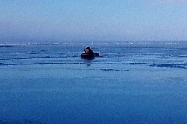 На Сахалине восемь рыбаков оказались в море на оторванной льдине