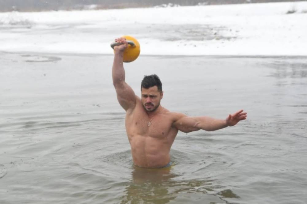 Украинским спортсменам удалось установить новый рекорд в ледяной воде