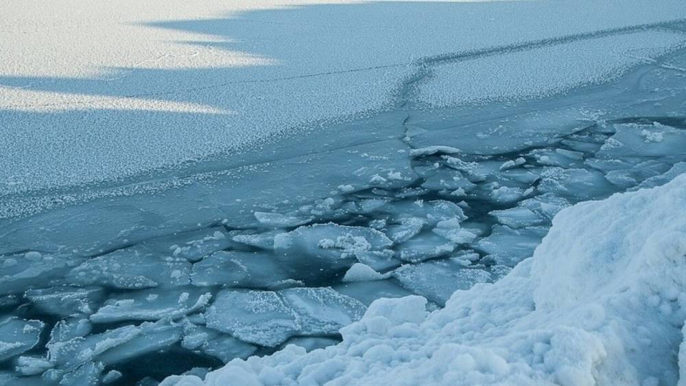 Вертолет будет спасать рыбаков с оторвавшейся льдины на Сахалине