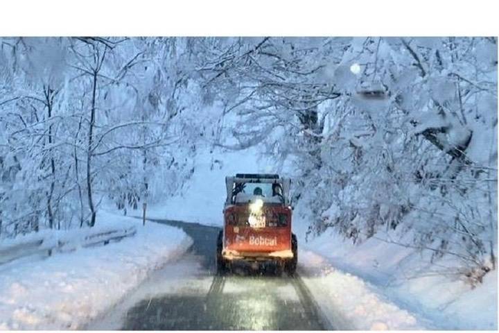 В Сочи дороги расчищал весь парк снегоуборочной техники