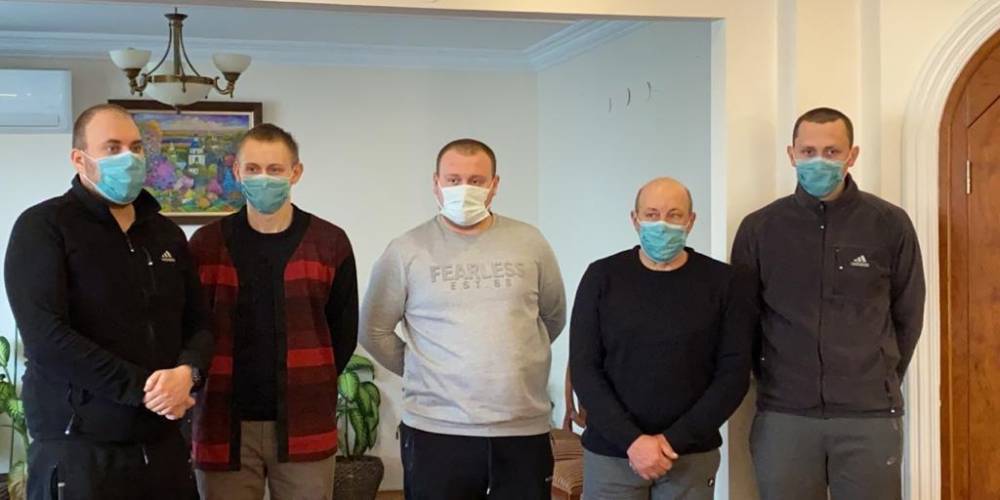 Крушение сухогруза Arvin: спасенные украинские моряки прилетели в Одессу
