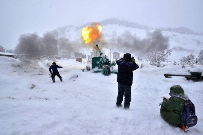 Принудительный спуск снежных лавин проведут на подъездной дороге к курорту Домбай