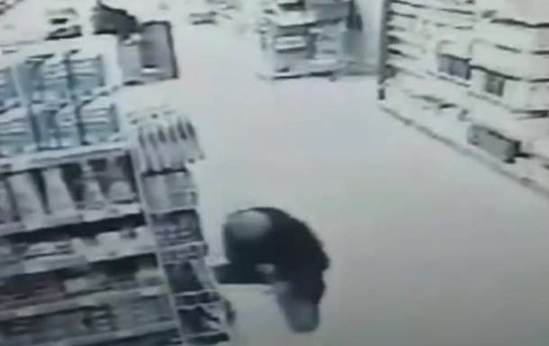 В магазине Борисполя мужчина ранил себя ножом. 18+