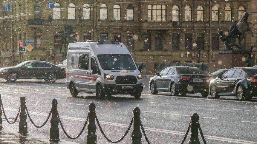 Петербург обогнал Москву почти на тысячу инфицированных COVID-19 за сутки