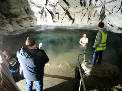 В озерах Кунгурской Ледяной пещеры состоялись крещенские купания